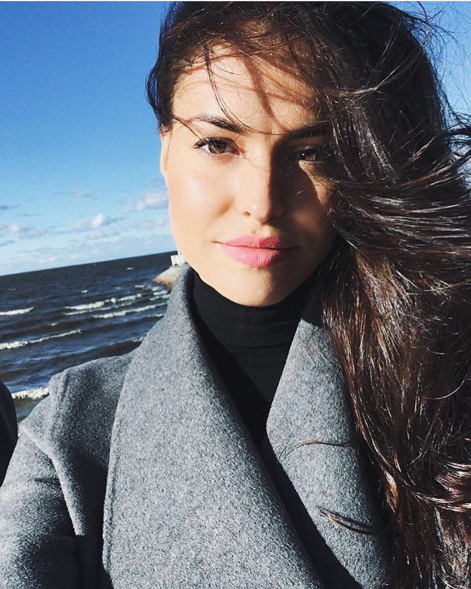 Beautiful Latvian Women decide up some meals for Beautiful Latvian Women decide up some meals for